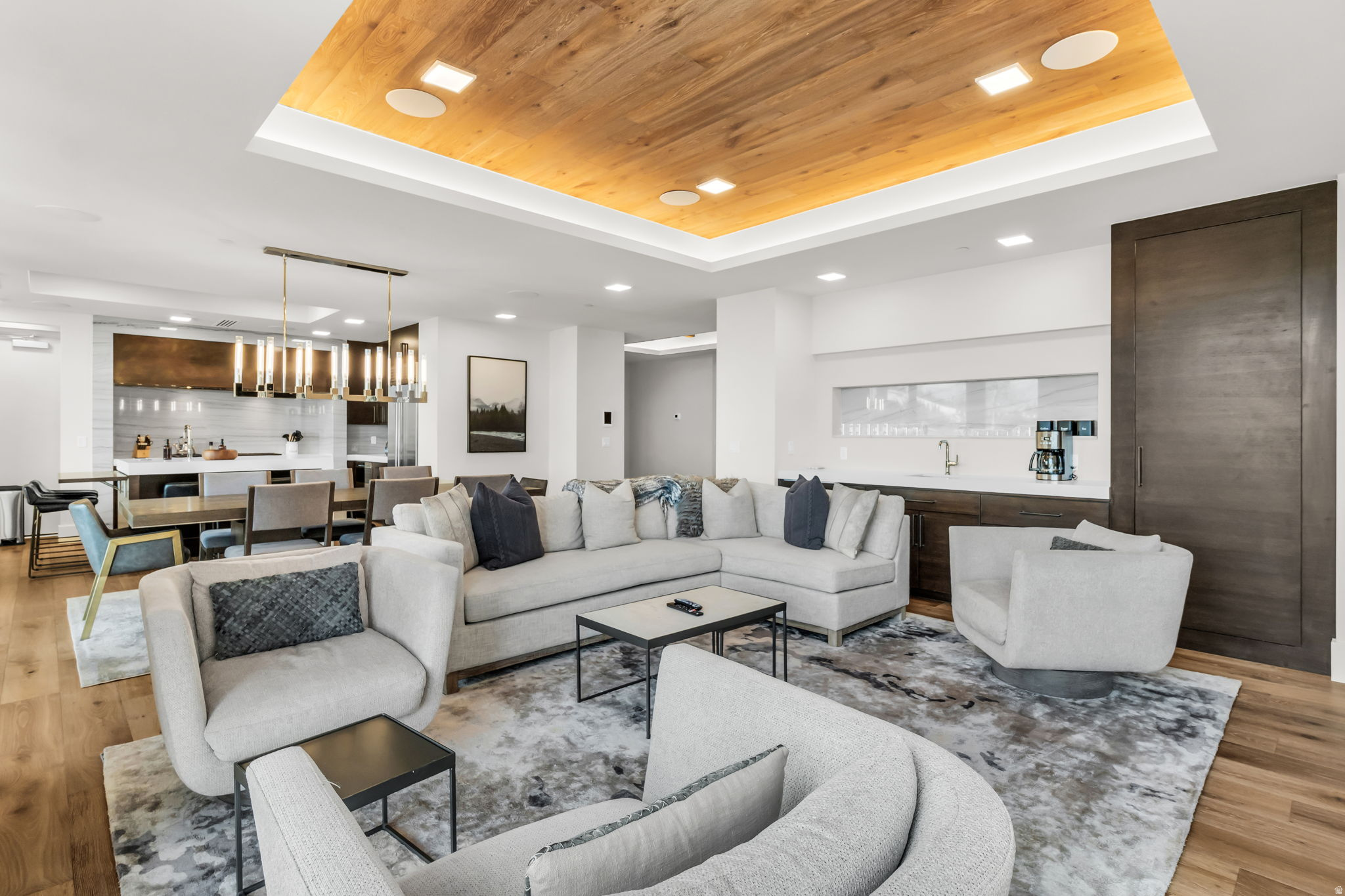 EMPIRE RESIDENCES - Residential