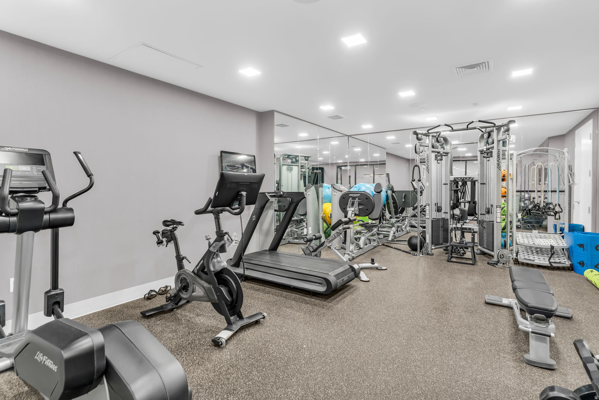 EMPIRE RESIDENCES - Residential