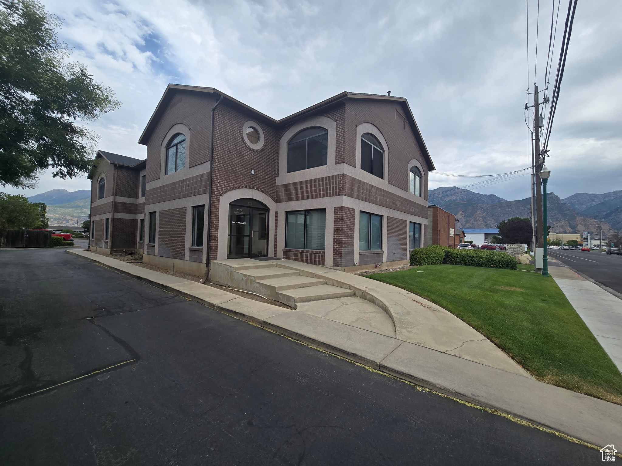 650 SF office suite available for lease at $900 per month Modified Gross, Tenant is responsible for pro rated Gas and Electric for the suite and any additional utilities required. Landlord will pay Water, Sewer & Gas, property taxes, and Property maintenance fees. Call agent to set up a tour, please do not disturb Tenants.
