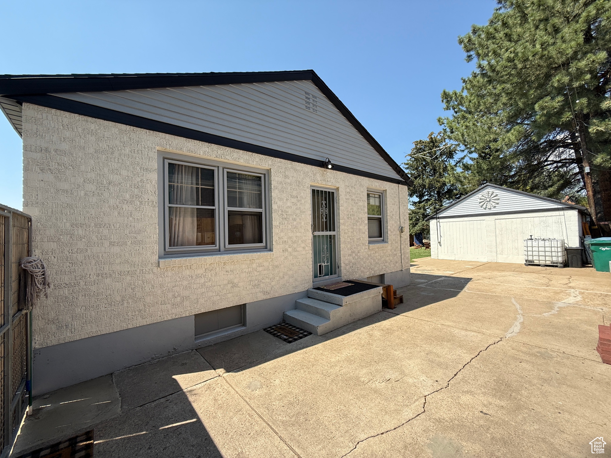 Main image without alt text