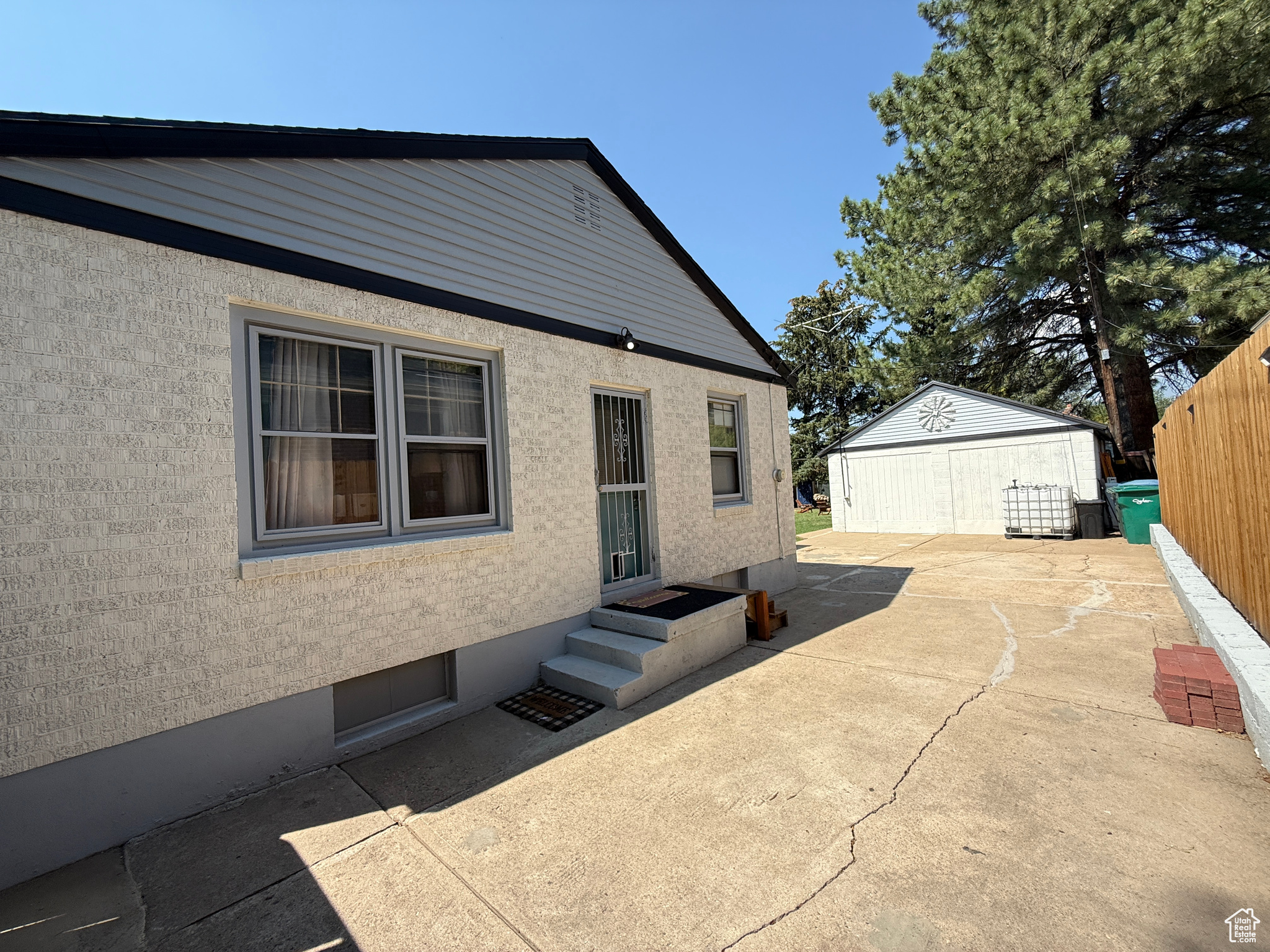 Main image without alt text