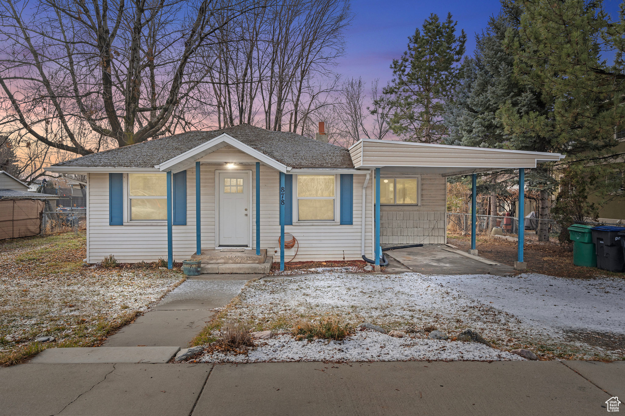 ***Price Reduction*** This fantastic home is perfect for a starter home or an investor to use as a rental. The new paint and carpeting throughout the house create a clean slate for you to make this space truly your own. The kitchen has been renovated with contemporary finishes and fixtures that are sure to inspire culinary creativity. The outdoor area is equally appealing with its expansive yard. The shopping options are abundant, and a range of stores are conveniently located nearby. Additionally, easy freeway access ensures smooth commuting for work or leisure.