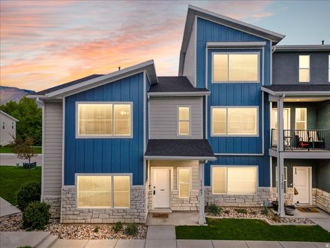 Photo of 1147 N HAIGHT CREEK LOOP, Farmington, UT 84025 (MLS # 2153006)