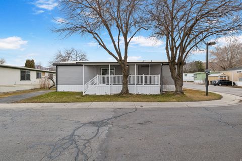 Tiny photo for 562 LANCELOT DR #60, North Salt Lake, UT 84054 (MLS # 2137057)