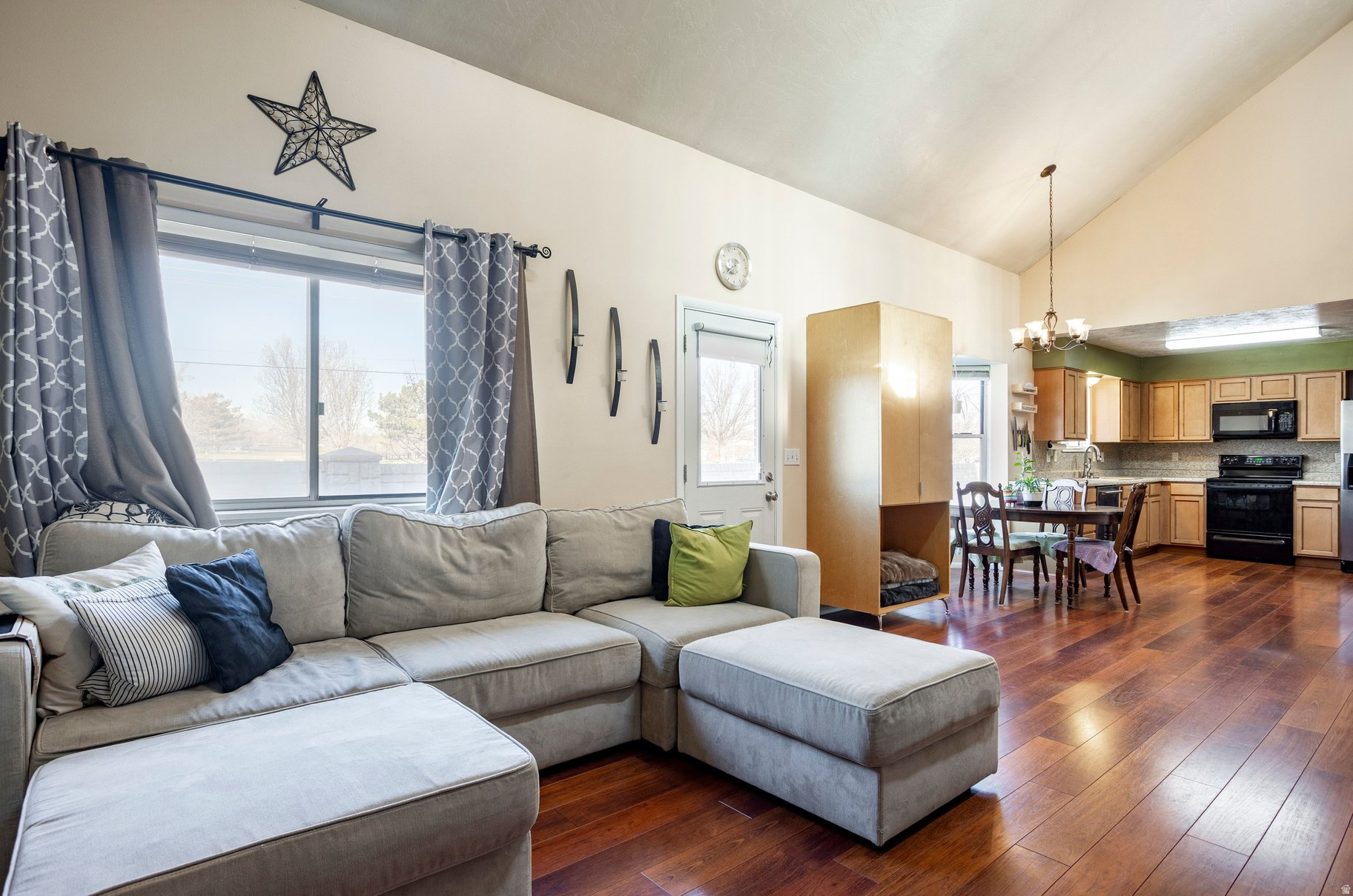 THOMAS ESTATES #4 - Residential