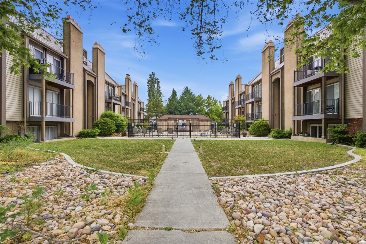 CREEKSIDE EAST CONDM - Residential