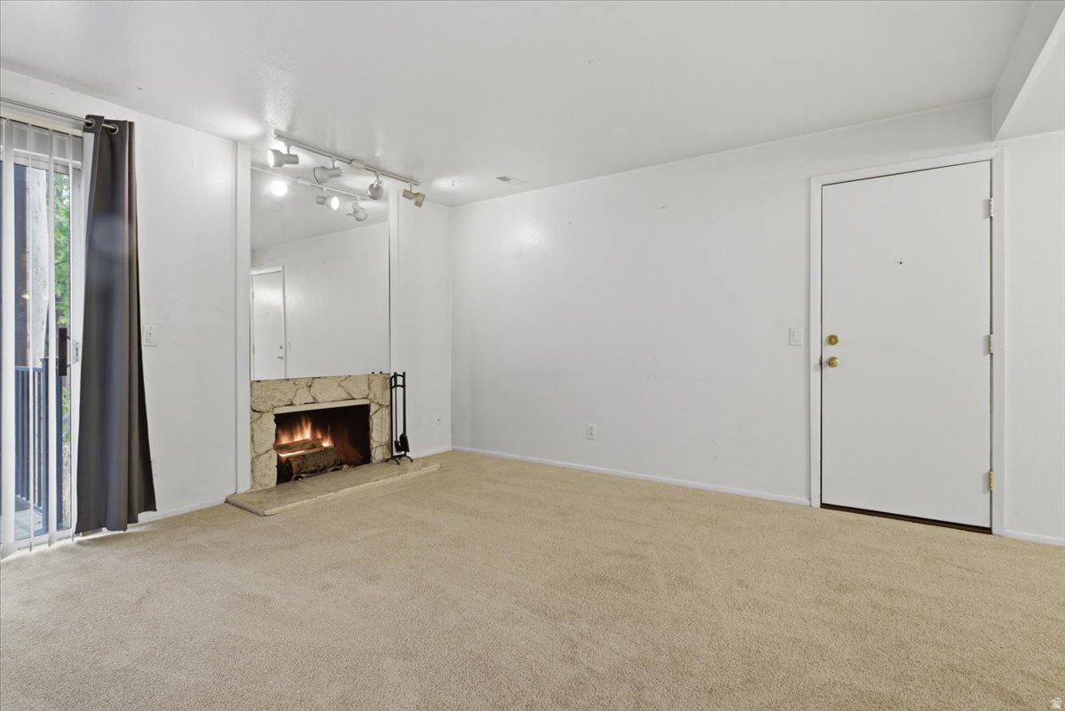 CREEKSIDE EAST CONDM - Residential