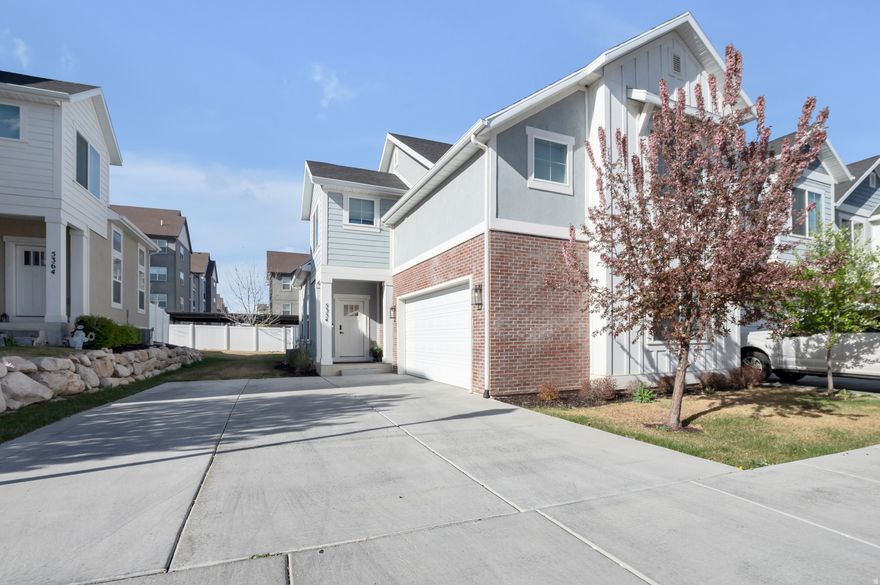 Beautiful end- unit townhome in a prime Herriman location!  This well-maintained home features a fully finished basement. Enjoy the convenience of a 2-car garage and added privacy as an end unit. Light-filled living spaces, functional layout, and stylish finishes throughout make this home truly move-in ready. Close to parks, shopping, and mountain views.