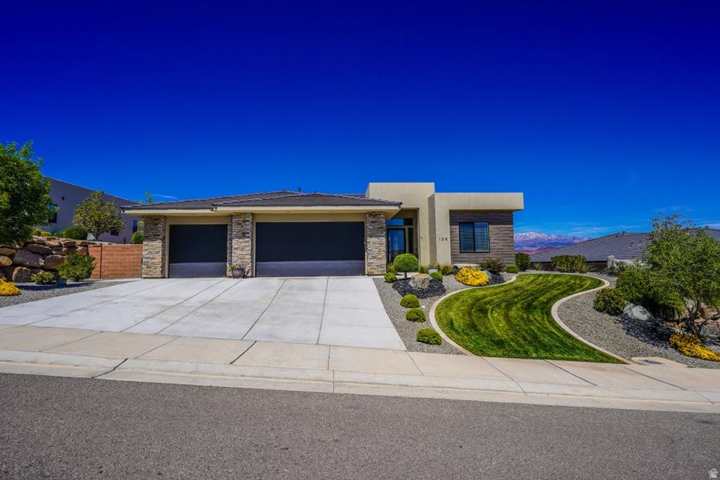 Photo of 186 S MEGOZZO DR, Saint George, UT 84770 (MLS # 2151493)