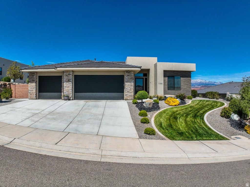 Photo of 186 S MEGOZZO DR, Saint George, UT 84770 (MLS # 2151493)