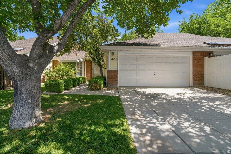 Photo of 845 N VALLEY VIEW DR #401, Saint George, UT 84770 (MLS # 2163198)