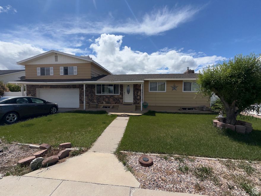 This house is the perfect starter home in a small town with a big yard! A lot of space for the entire family to visit too! It's been very well taken care of and is ready for its new owners. Schedule a showing today!