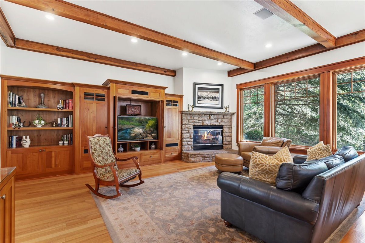 HIDDEN SHADOW ESTATE - Residential