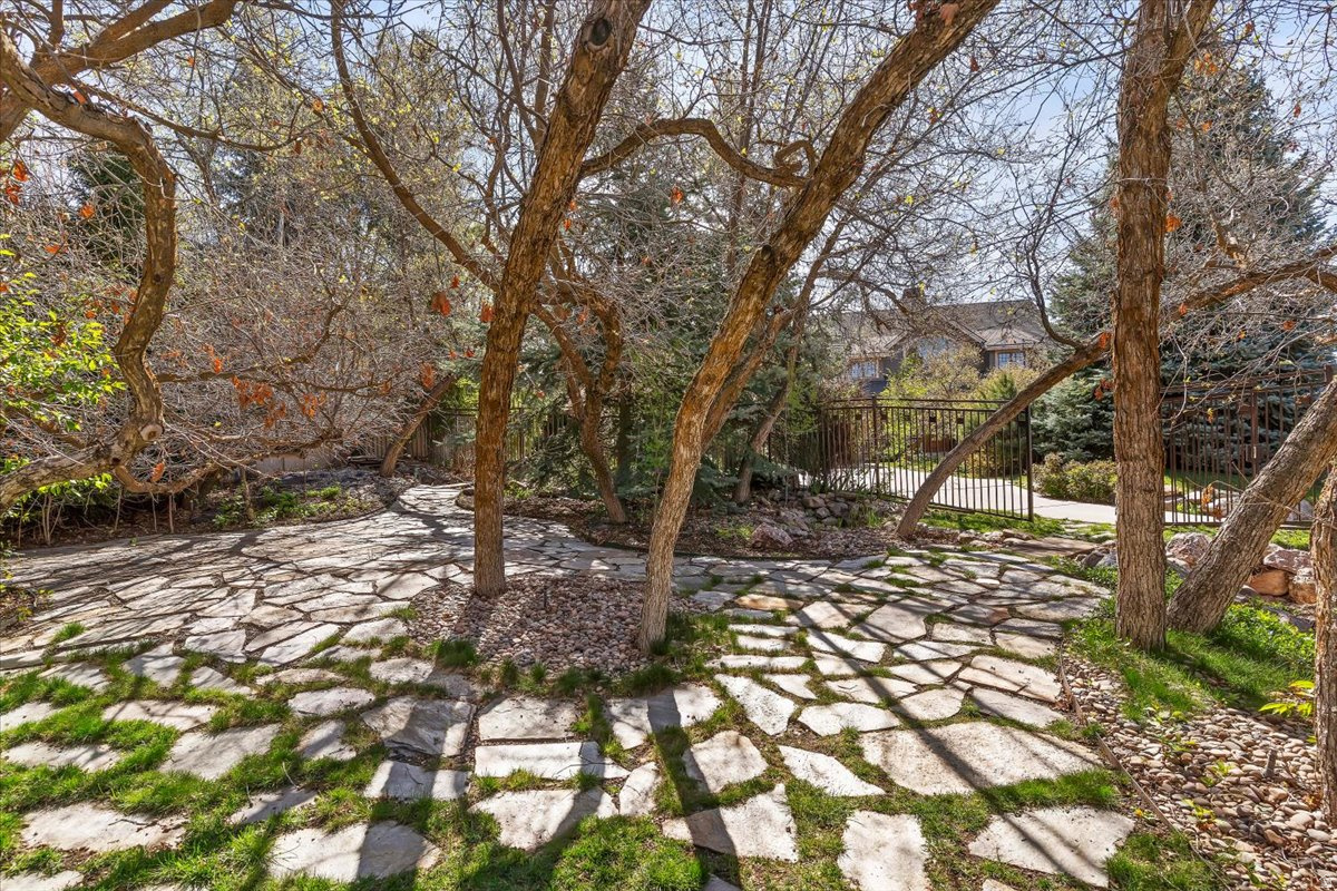 HIDDEN SHADOW ESTATE - Residential