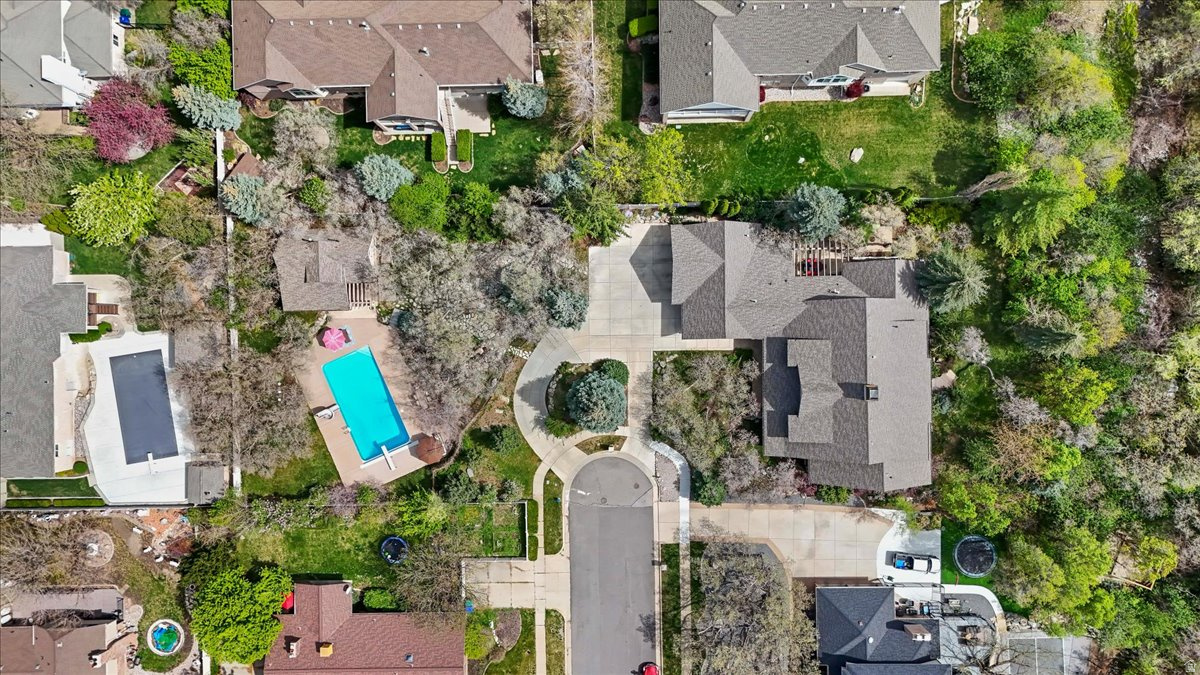 HIDDEN SHADOW ESTATE - Residential