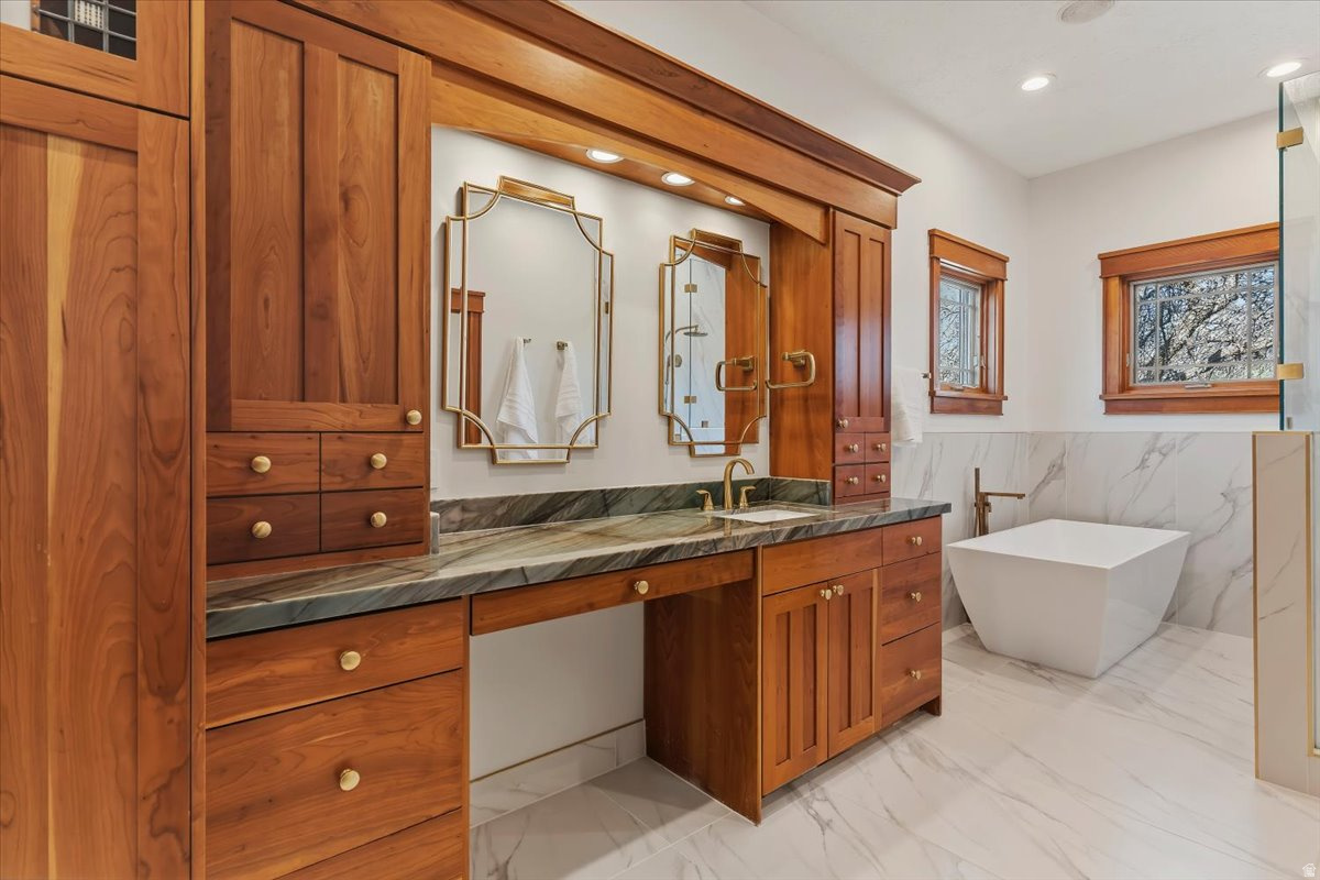 HIDDEN SHADOW ESTATE - Residential