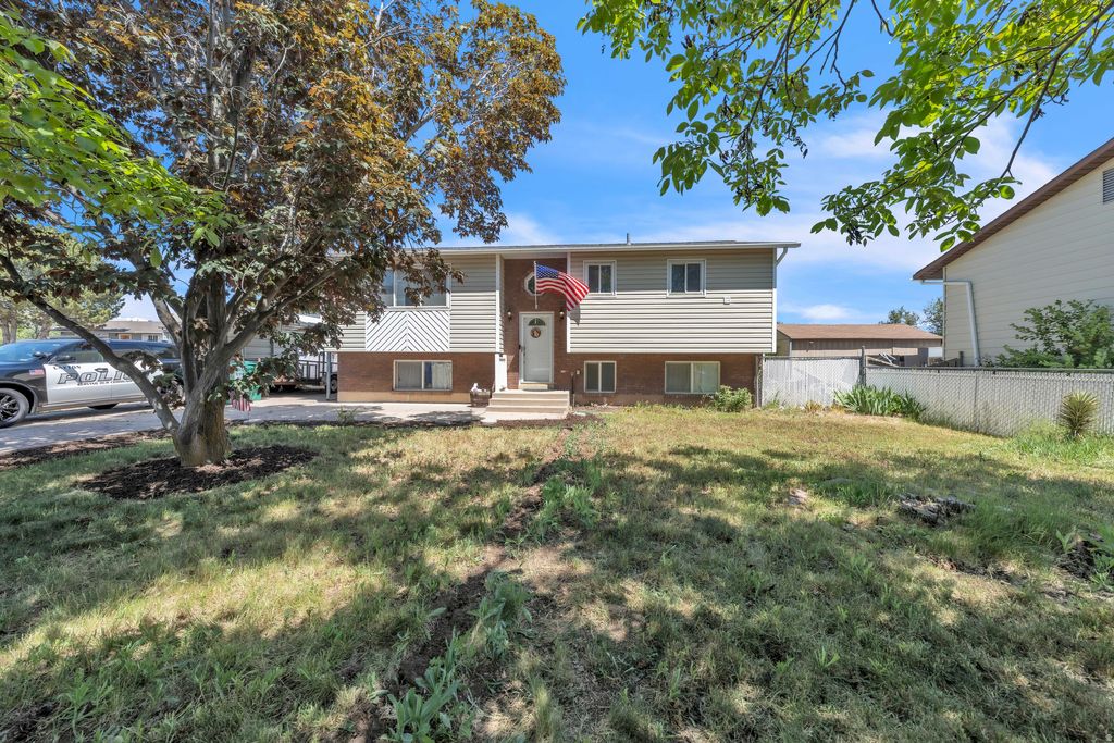 Photo of 2264 S 100 W, Clearfield, UT 84015 (MLS # 2160468)