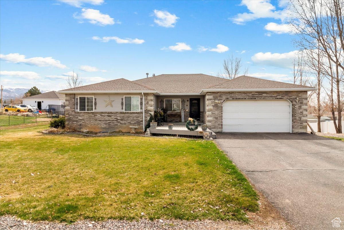 Beautiful 5-bed, 3.5-bath home on a large lot with animal rights! Enjoy a full-length covered deck, perfect for entertaining. The walk-out basement features a salon that can easily be converted into a kitchen-ideal for a rental or in-law suite. Plenty of space, versatility, and country charm all in one!
