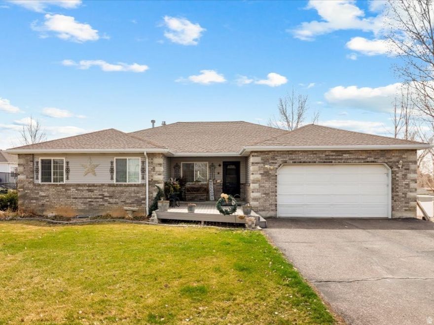 Beautiful 5-bed, 3.5-bath home on a large lot with animal rights! Enjoy a full-length covered deck, perfect for entertaining. The walk-out basement features a salon that can easily be converted into a kitchen-ideal for a rental or in-law suite. Plenty of space, versatility, and country charm all in one!