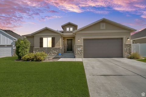 Photo of 2462 N HOODED CRANE CIR W, Clinton, UT 84015 (MLS # 2107429)