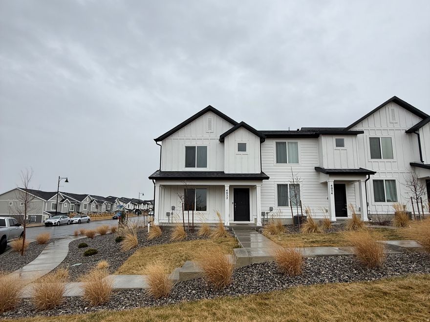 SHORT SALE!!! "ROW-END" TOWNHOME IN LITTLE VALLEY GATEWAY IN MAGNA! OPEN LAYOUT, LIGHT-FILLED LIVING SPACE, AND LOW-MAINTENANCE LIVING. CONVENIENT TO PARKS, SHOPPING, SCHOOLS, AND FREEWAY. BUYER TO VERIFY ALL INFORMATION.