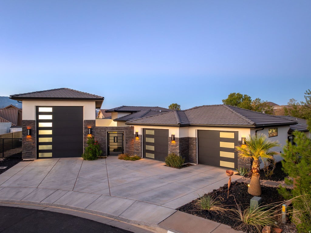 Photo of 4036 W 2480 CIR S, Hurricane, UT 84737 (MLS # 2186493)