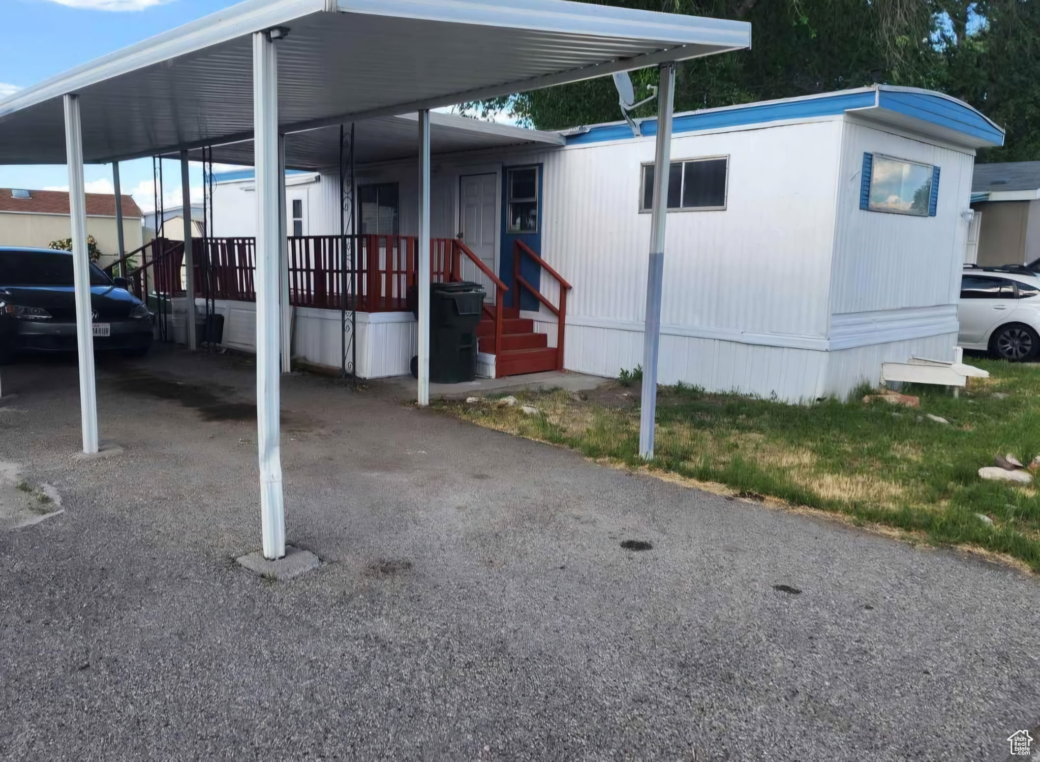 Great starter home! Located close to the freeway! We have many financing options for this type of property! Call today! Sq Ft. provided as a courtesy measurement only. Buyer/Buyer Broker to verify all info