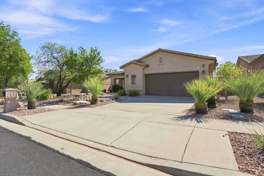 Photo of 2255 N PROSPECTOR LN E, Washington, UT 84780 (MLS # 2175146)