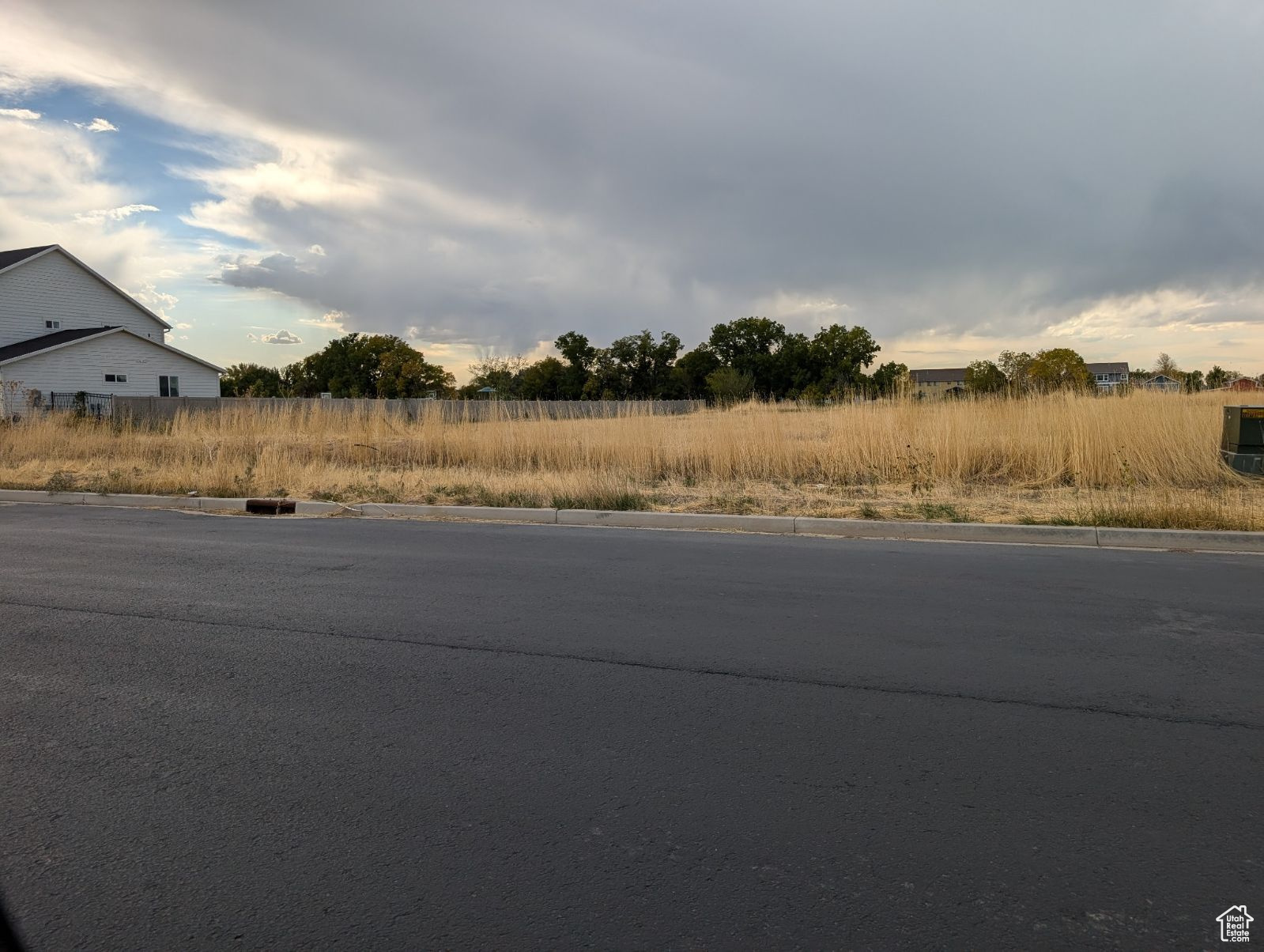 This lot is ready to build on. Flat lot with phenomenal mountain views. Great new are with newer homes. Curb, Gutter and Sidewalk is in escrow with City.