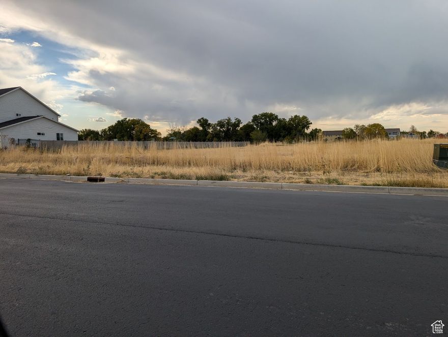This lot is ready to build on. Flat lot with phenomenal mountain views. Great new are with newer homes. Curb, Gutter and Sidewalk is in escrow with City.
