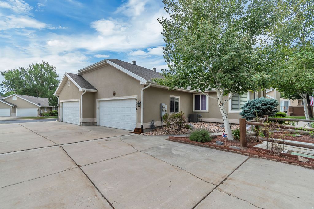Photo of 316 E PAVILION CIR, Saratoga Springs, UT 84045 (MLS # 2173893)