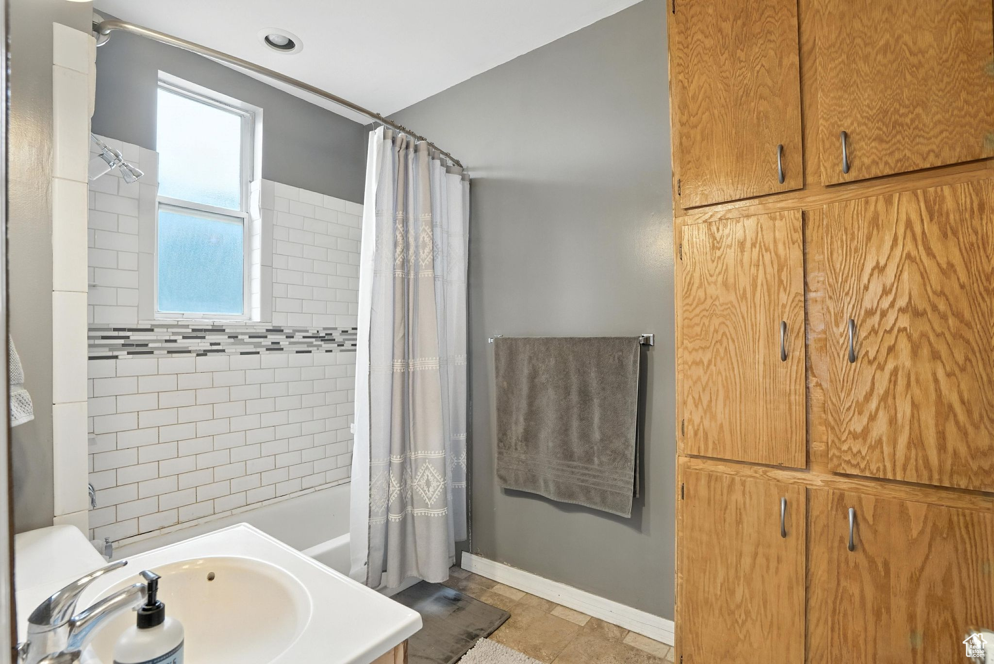 MAXWELL'S - Residential Income