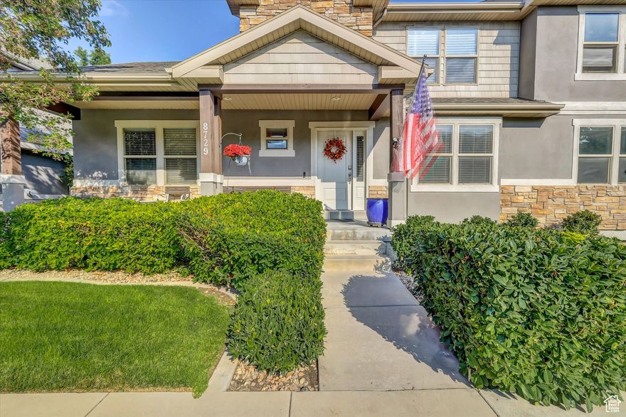 Incredible two story twin home located in the heart of Sandy, original owner. Many upgrades including LVP flooring, stainless appliances, granite countertops, fenced yard. Quiet Community close to shopping, schools, parks, common area park. Enjoy living in an established community