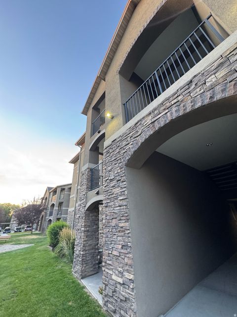 Tiny photo for 909 S MAIN ST #F, Layton, UT 84041 (MLS # 2157918)