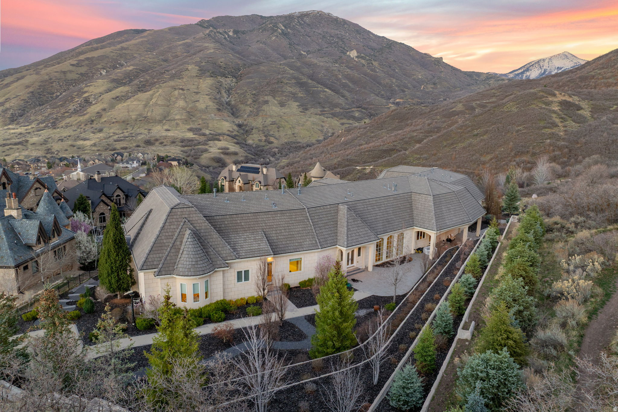 COVE IN CORNERCANYON - Residential