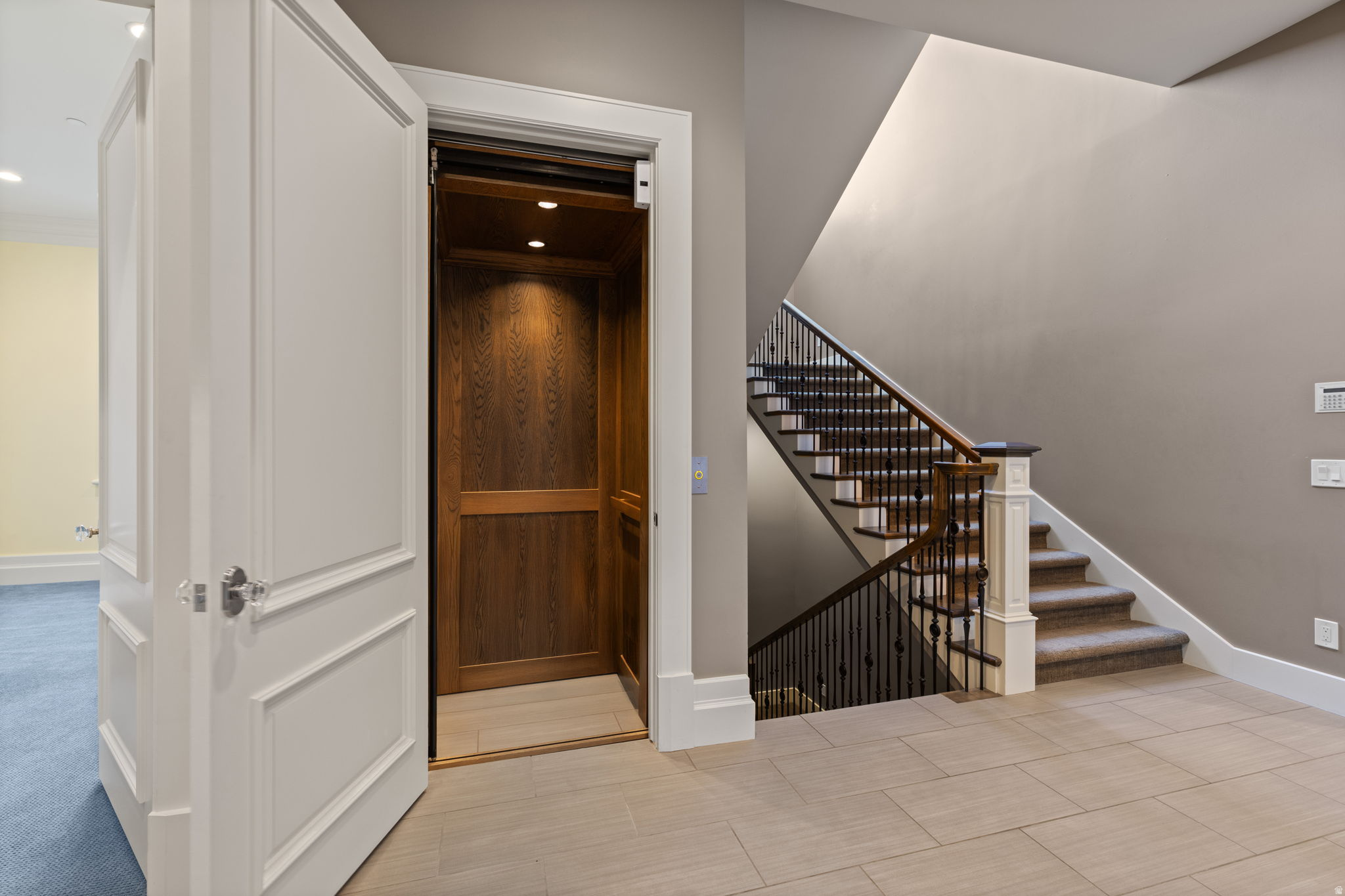 COVE IN CORNERCANYON - Residential