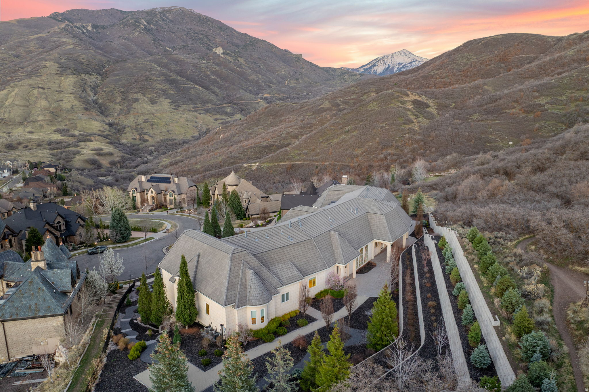 COVE IN CORNERCANYON - Residential