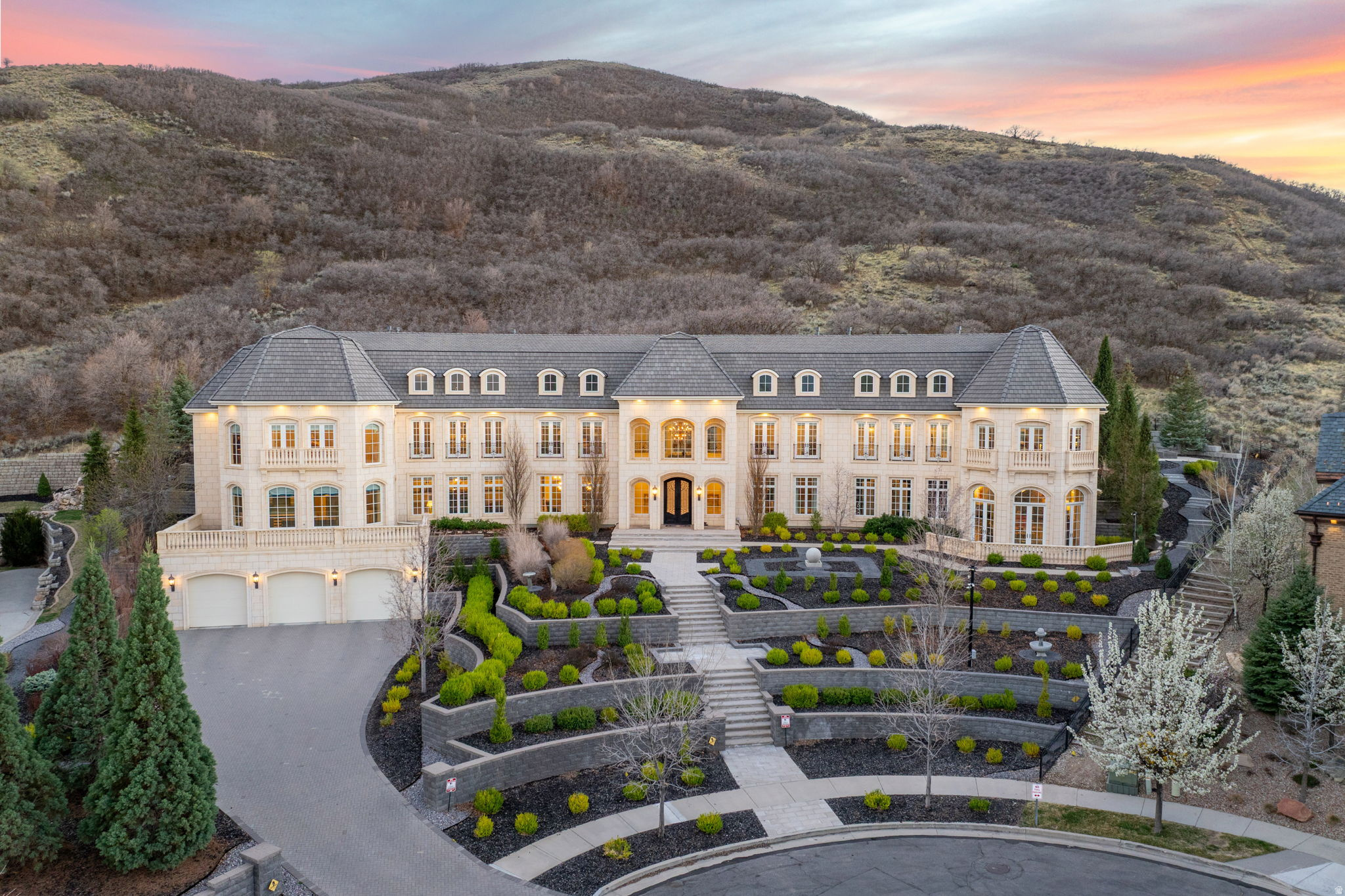 COVE IN CORNERCANYON - Residential