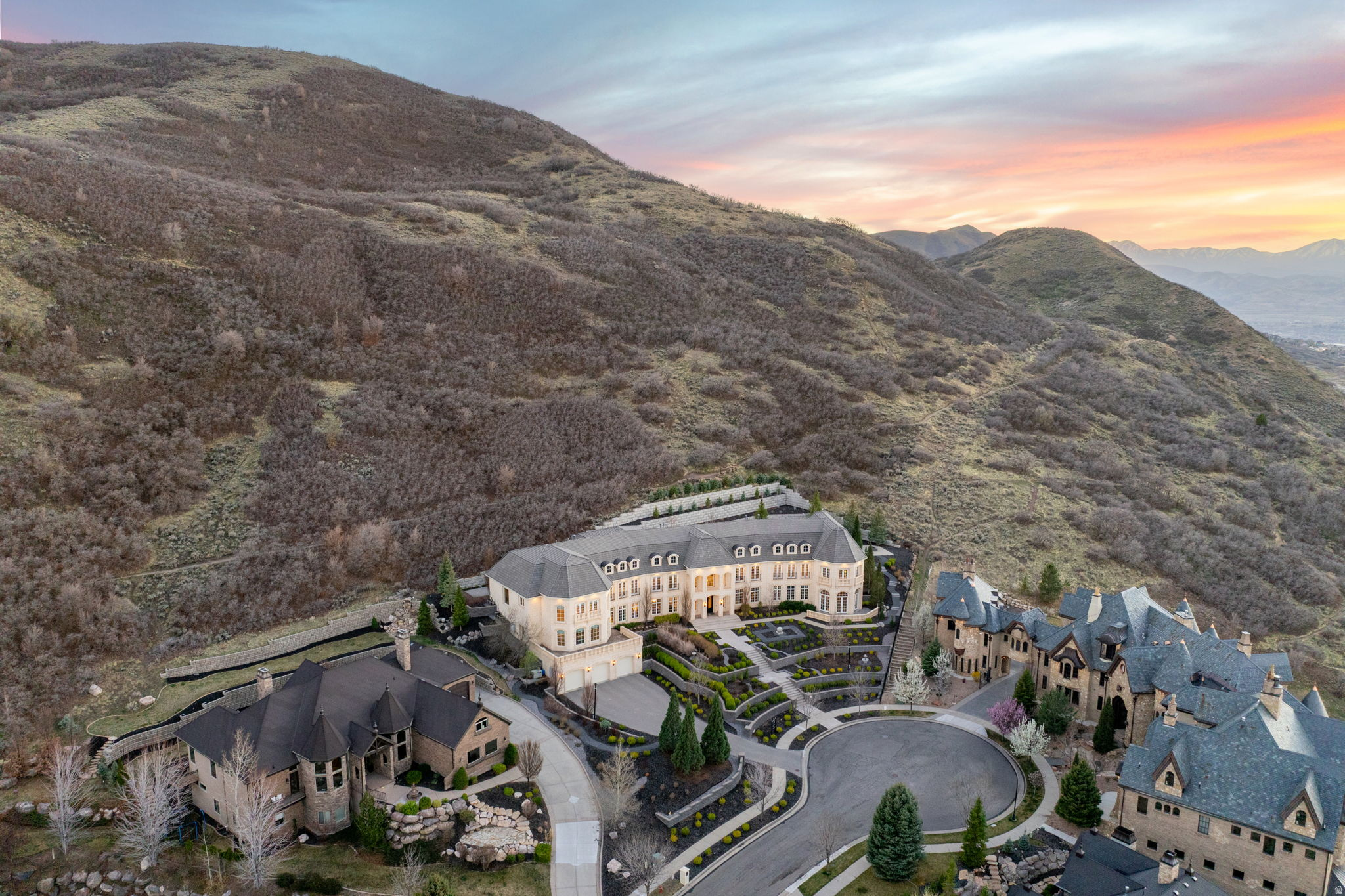 COVE IN CORNERCANYON - Residential