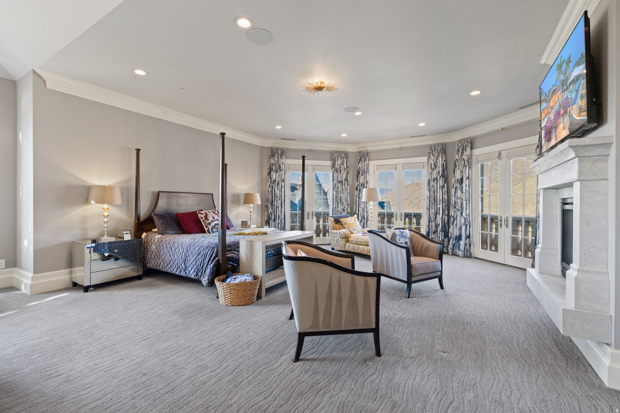 COVE IN CORNERCANYON - Residential