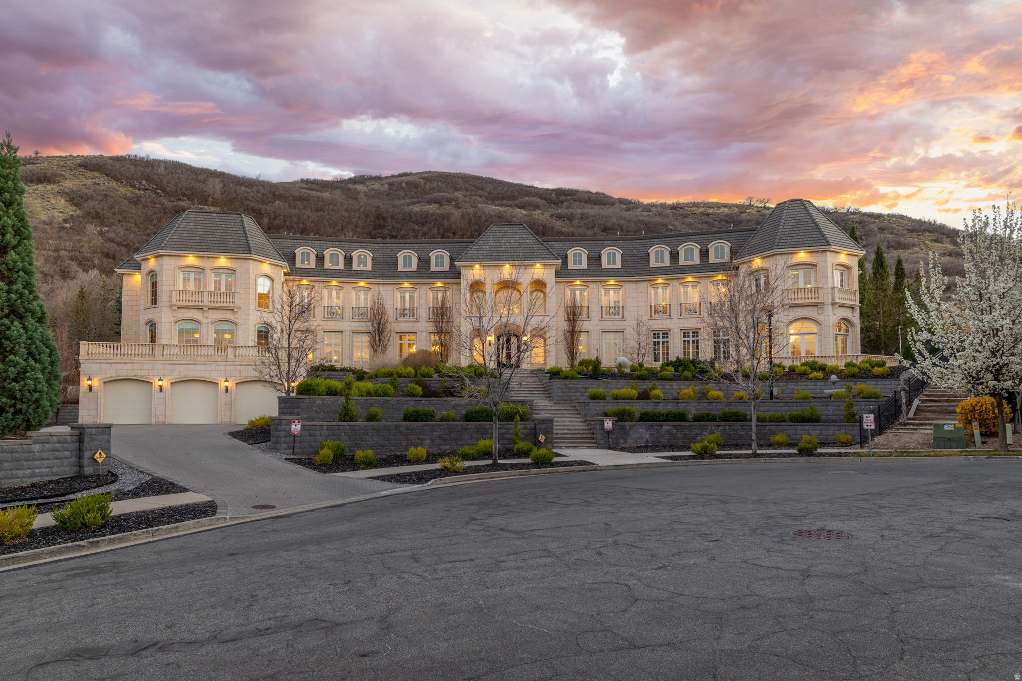 COVE IN CORNERCANYON - Residential