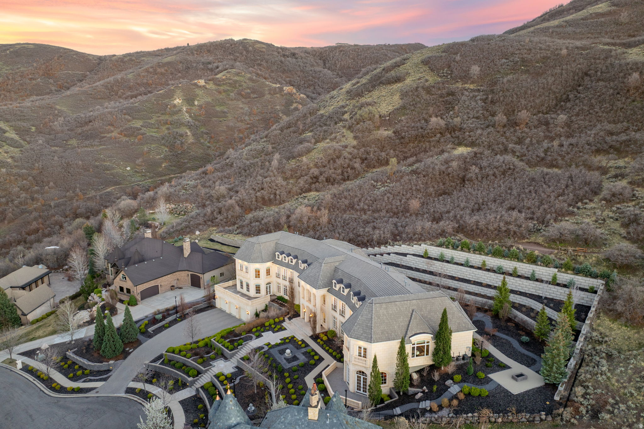 COVE IN CORNERCANYON - Residential