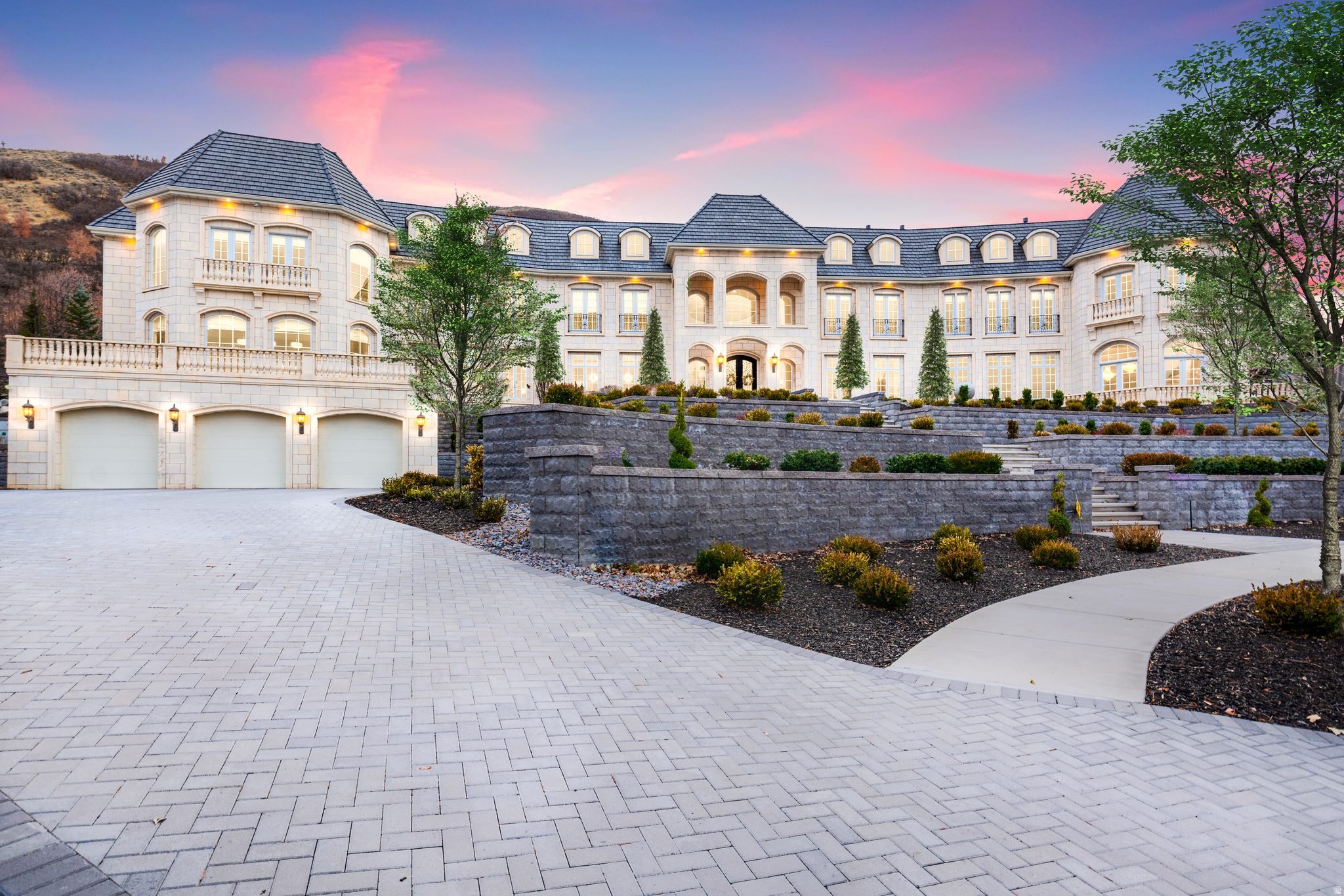 COVE IN CORNERCANYON - Residential