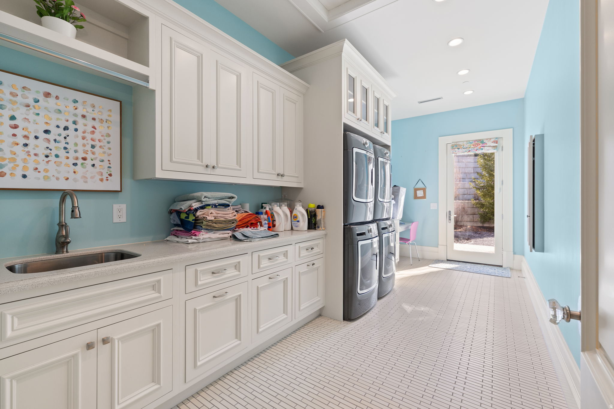 COVE IN CORNERCANYON - Residential