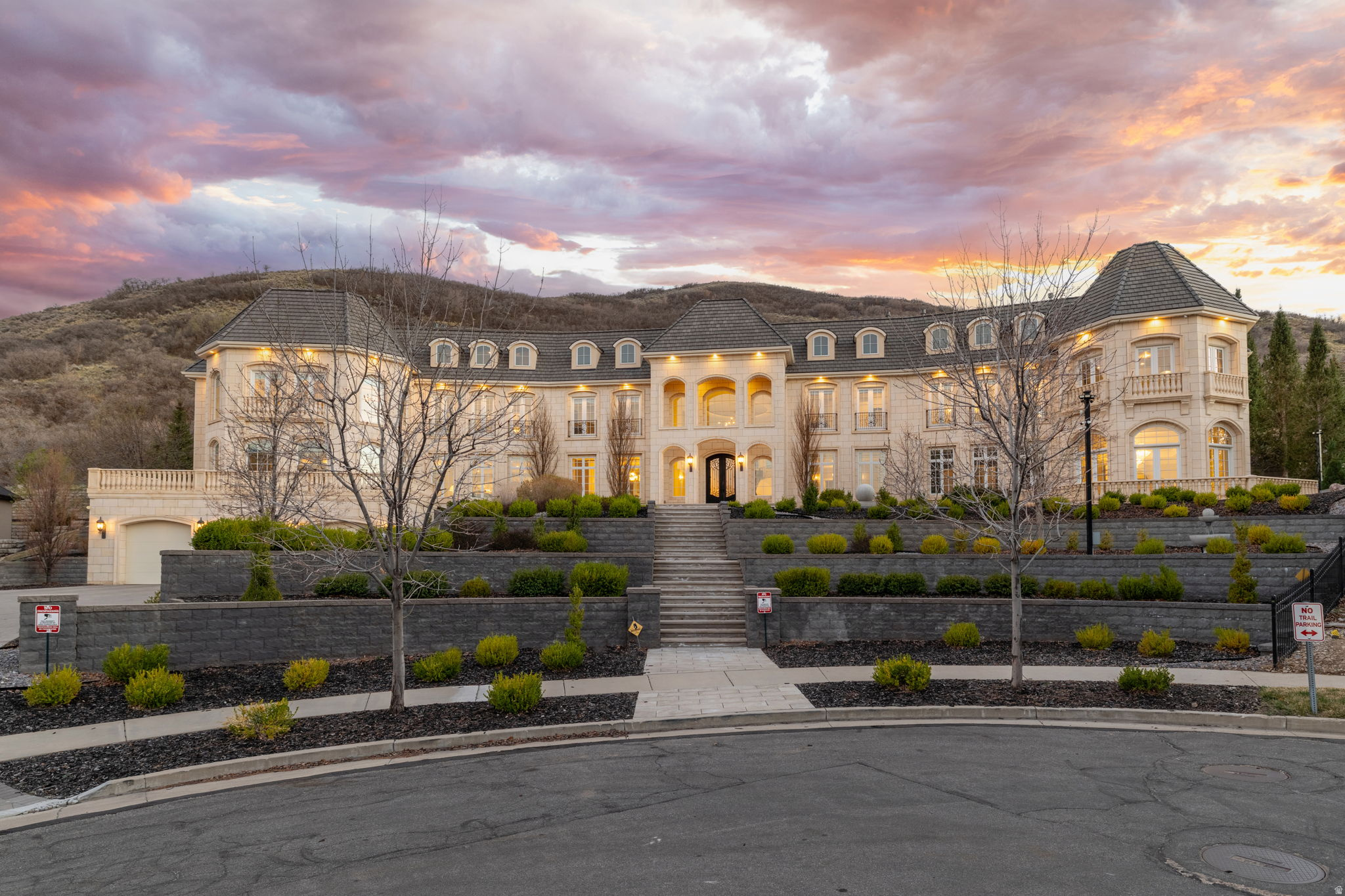 COVE IN CORNERCANYON - Residential