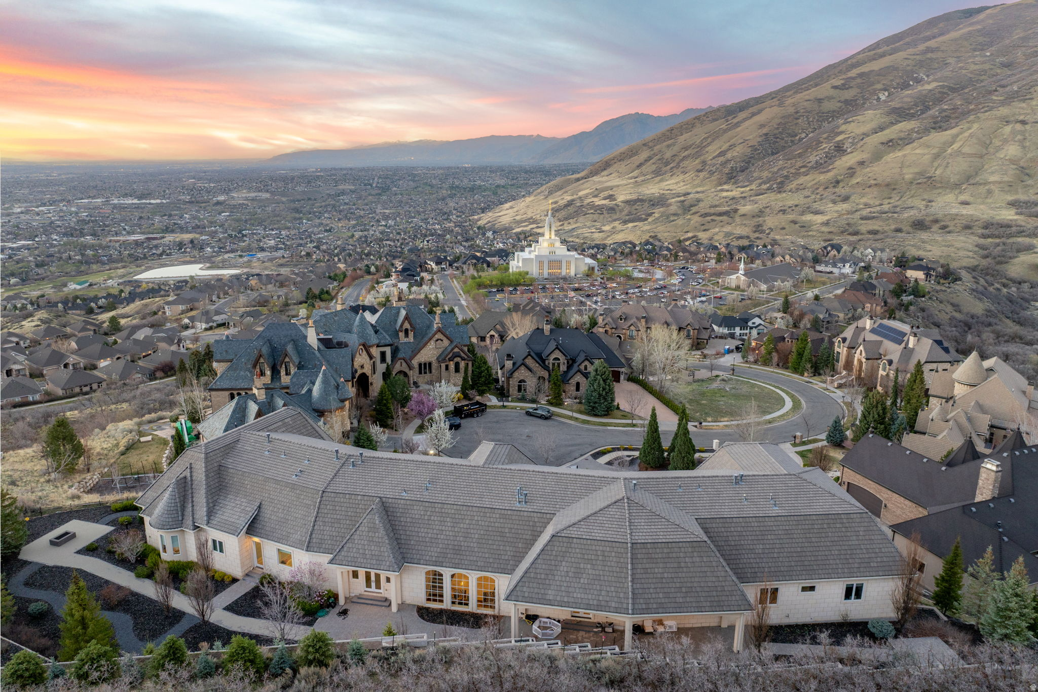 COVE IN CORNERCANYON - Residential