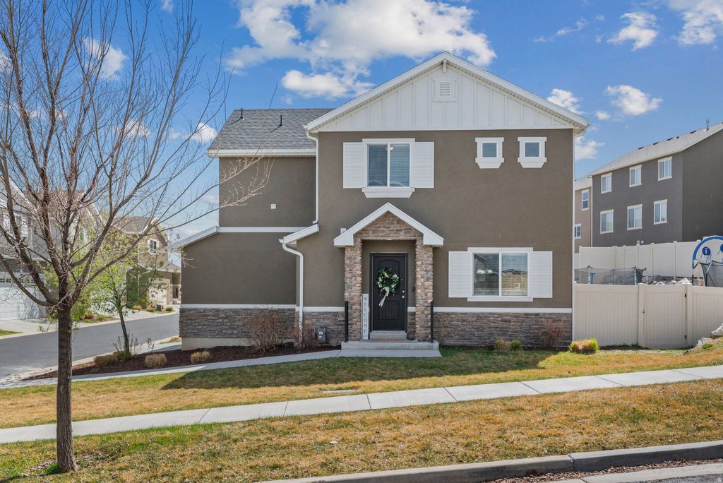 Photo of 299 W WILLOW CREEK DR, Saratoga Springs, UT 84045 (MLS # 2146312)