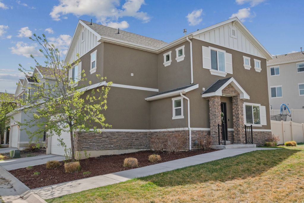 Photo of 299 W WILLOW CREEK DR, Saratoga Springs, UT 84045 (MLS # 2146312)