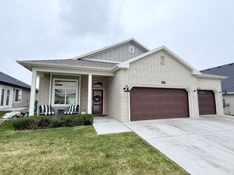 Photo of 1449 N COBBLEWOOD CT E, Kaysville, UT 84037 (MLS # 2154967)