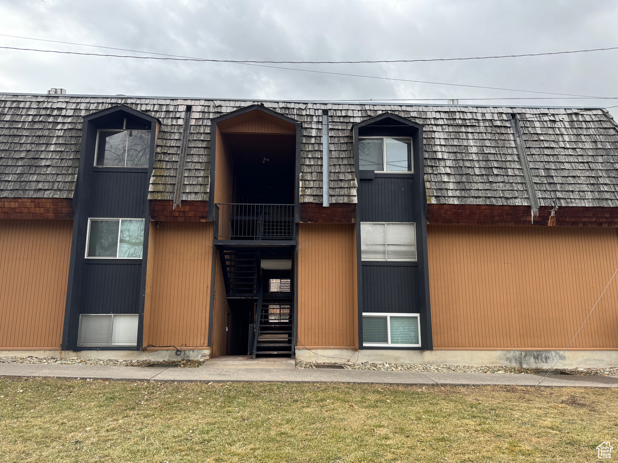 Clean 2 bedroom, 1 bath condo. Close to Utah State University and shopping.  This condo has nice cabinets, and easy care tile & laminate flooring throughout.  In warm months there is a swimming pool. There is plenty of  parking and has a great rental history,  Washer Dryer hookups.